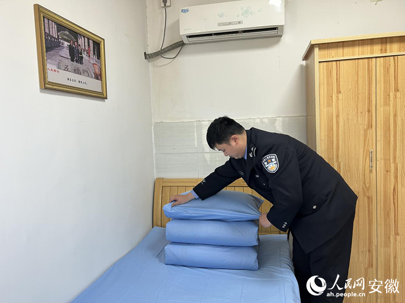 張中建的兒子張建偉整理父親生前的執(zhí)勤床鋪。人民網(wǎng)記者 高飛躍攝