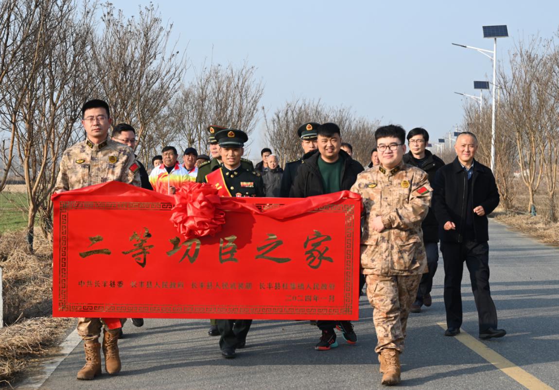 贈(zèng)送高曉元家“二等功臣之家”牌匾。杜剛攝