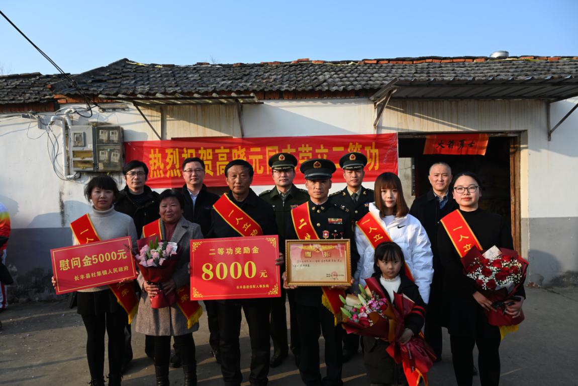 合影留念。杜剛攝
