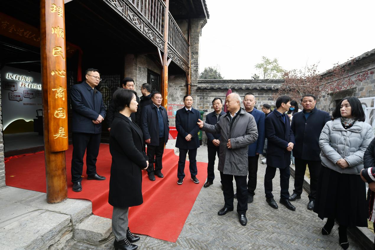 在滁州市全過程人民民主實踐中心，市人大常委會主任王圖強詳細了解實踐點建設運行情況。滁州市人大常委會供圖