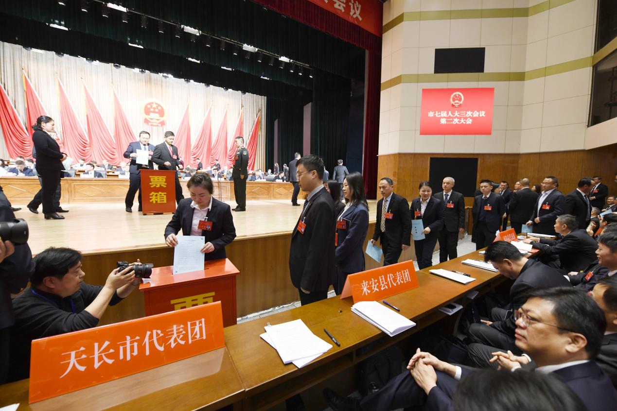 滁州率先實現(xiàn)市級民生實事代表票決,參加滁州市七屆人大三次會議的代表投票表決民生實事項目。滁州市人大常委會供圖