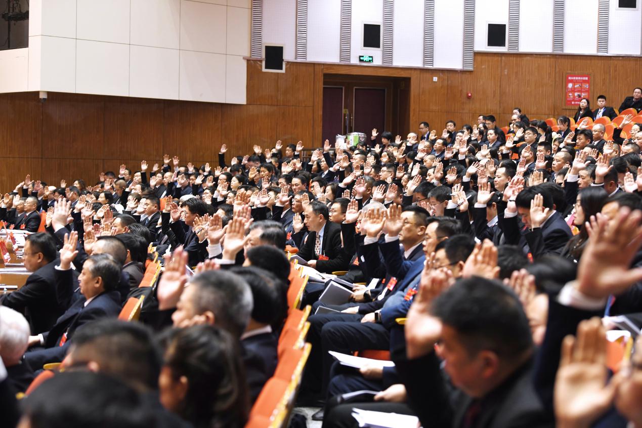 參加滁州市七屆人大三次會議的人大代表表決民生實事項目票決辦法草案。滁州市人大常委會供圖