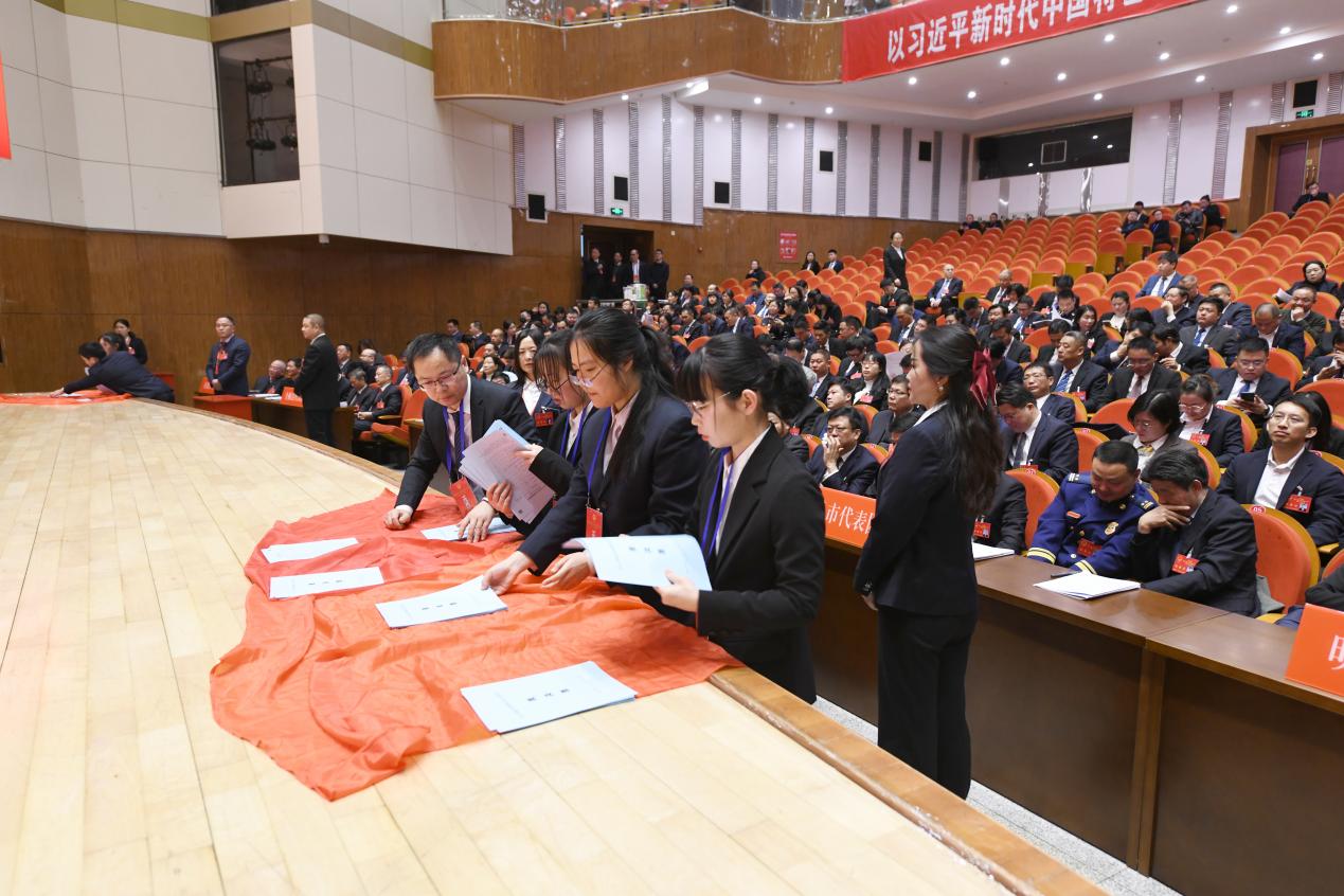 滁州市七屆人大三次會議上，工作人員正在清點民生實事項目表決票。滁州市人大常委會供圖