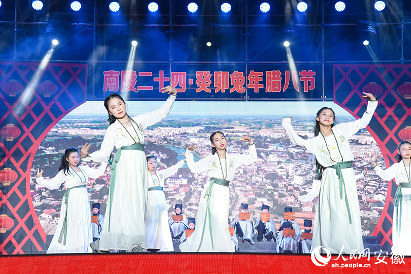 詩(shī)朗誦《書(shū)屋的時(shí)光》。人民網(wǎng)記者 李希蒙攝
