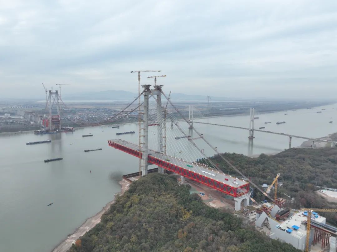 正在加快建設(shè)的G3銅陵長江公鐵大橋。臧樹超攝