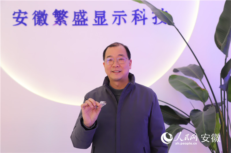 周晧煜在展示超博折疊。人民網(wǎng)記者 韓震震攝