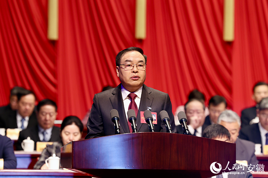 唐良智代表十三屆安徽省政協(xié)常務委員會向大會作工作報告。人民網記者 陶濤攝