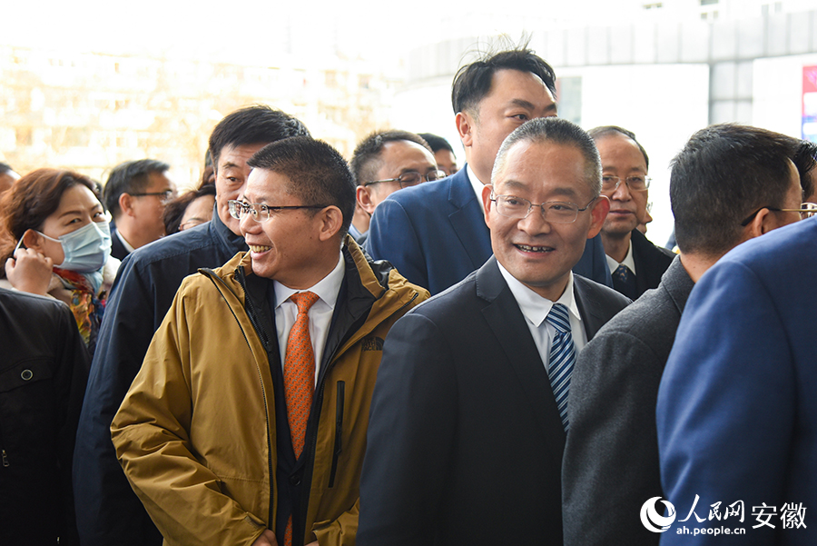 委員步入會(huì)場(chǎng)。人民網(wǎng)記者 王銳攝