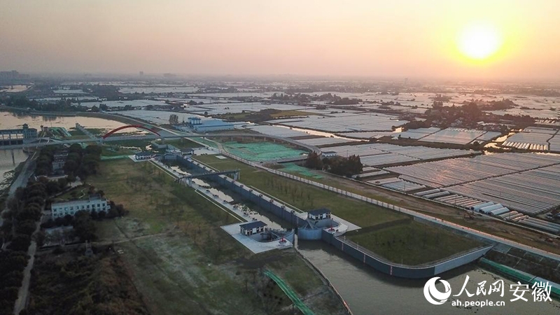 夕陽(yáng)下的裕溪船閘。人民網(wǎng)記者 李希蒙攝