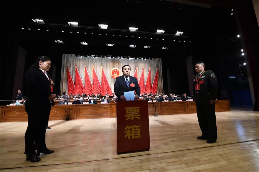 滁州市七屆人大三次會議上，市人大代表投票表決民生實事項目。滁州市人大常委會供圖
