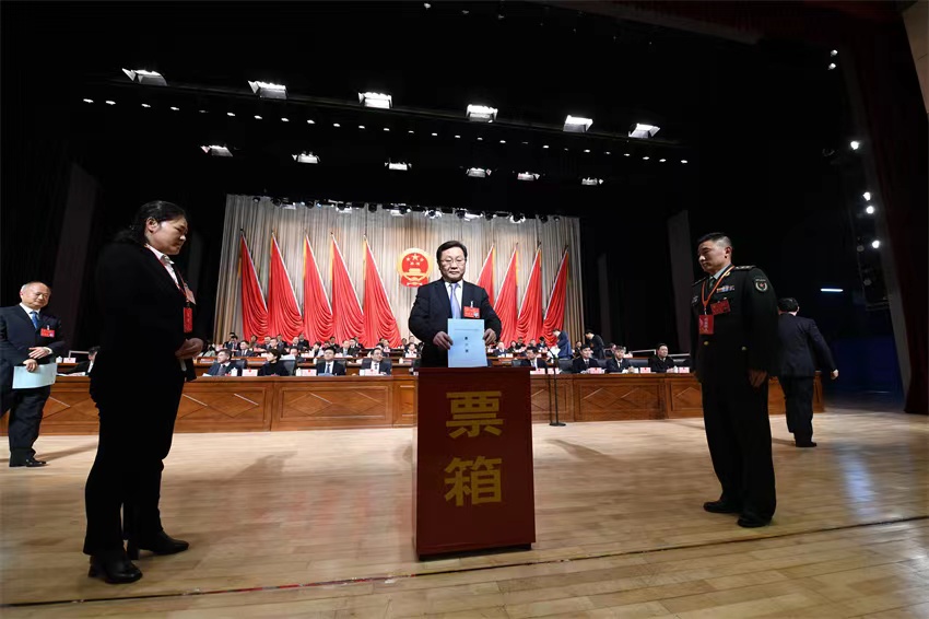 滁州市七屆人大三次會議上，市人大代表投票表決民生實事項目。滁州市人大常委會供圖