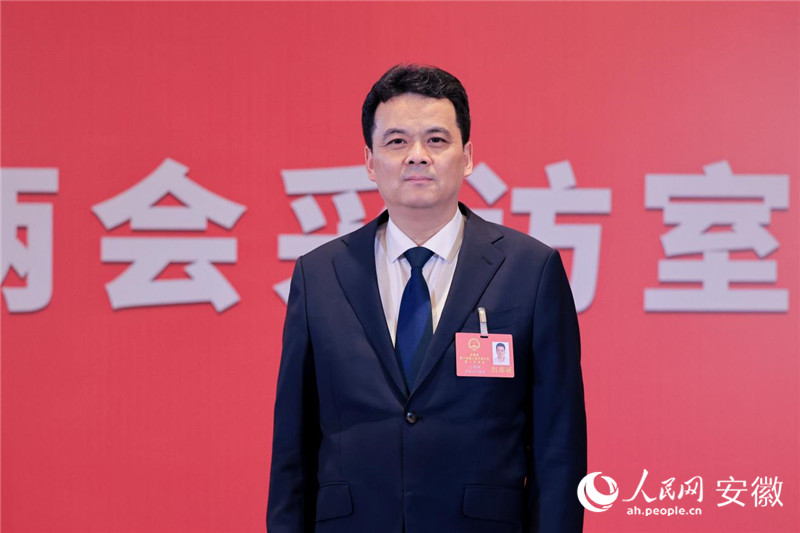 安徽省人大代表、臨泉縣委書(shū)記江利國(guó)。人民網(wǎng)記者 王曉飛攝