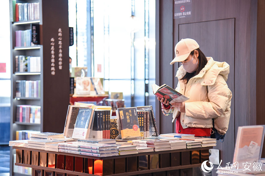 讀者正在書店內(nèi)閱讀書籍。人民網(wǎng)記者 李希蒙攝