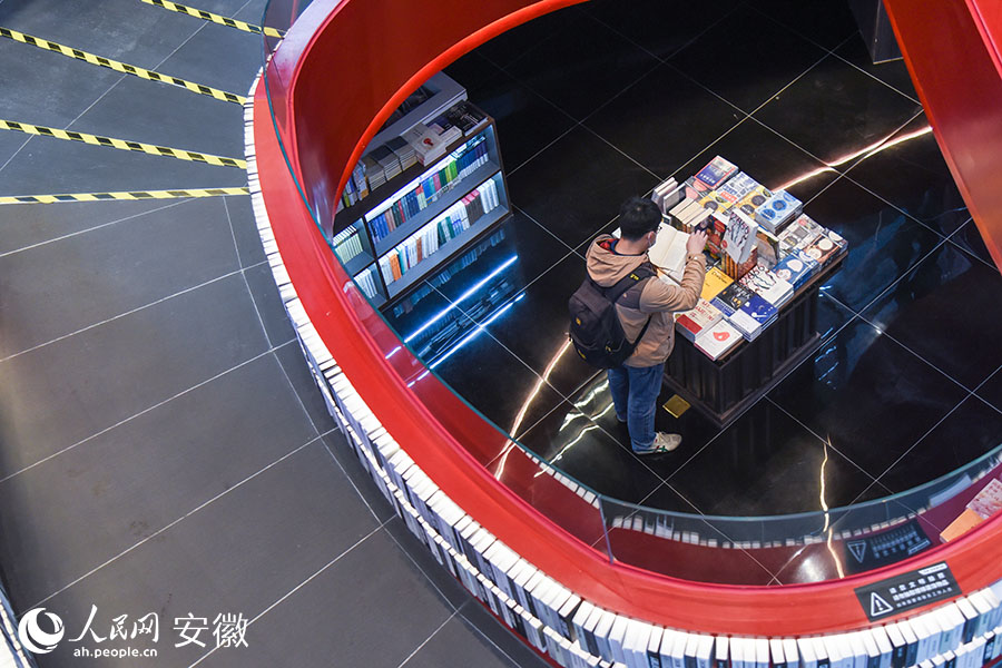 讀者正在書店內(nèi)閱讀書籍。人民網(wǎng)記者 李希蒙攝