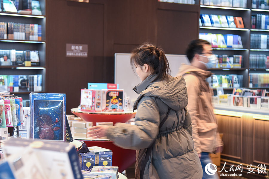 讀者穿梭在書(shū)店內(nèi)。人民網(wǎng)記者 李希蒙攝
