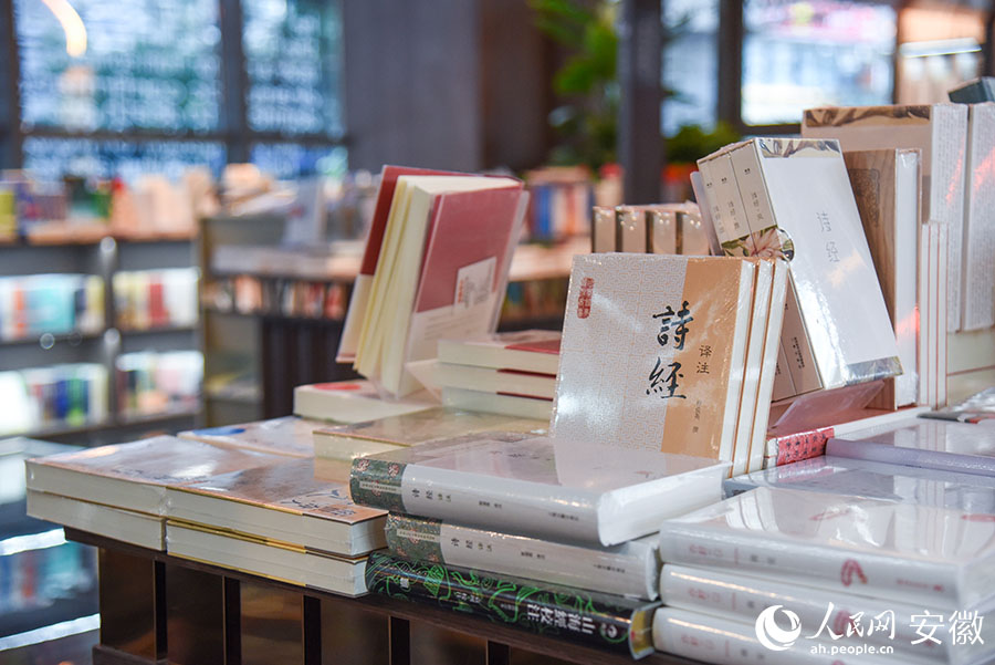 書店內陳列著各種書籍供讀者選購。人民網(wǎng)記者 李希蒙攝