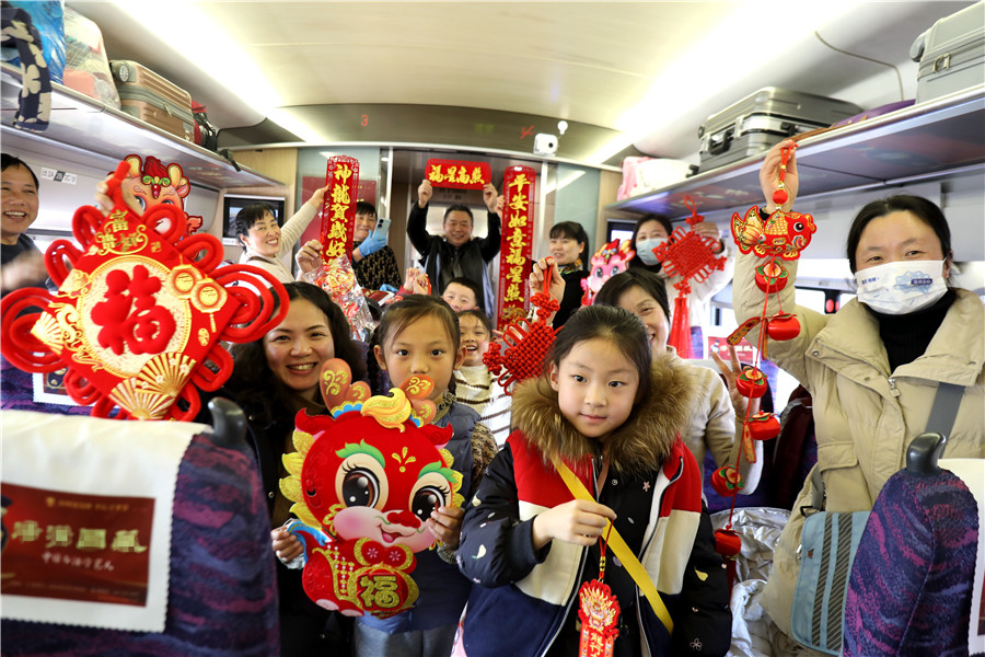 車廂里處處充滿喜悅和年味。