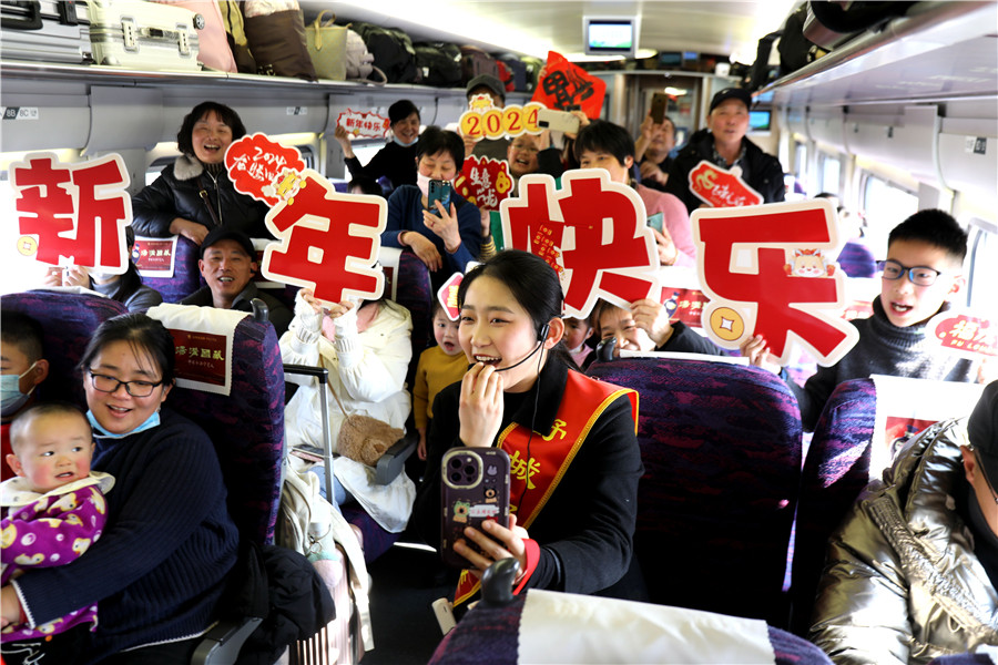 工作人員用直播的方式與返程務(wù)工人員互動，車廂里充滿了歡歌笑語。