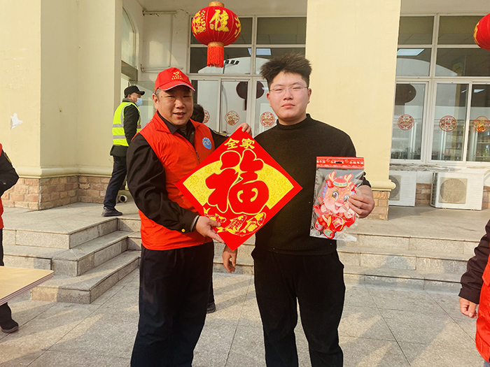 阜新大隊(duì)為服務(wù)區(qū)司乘人員送“福