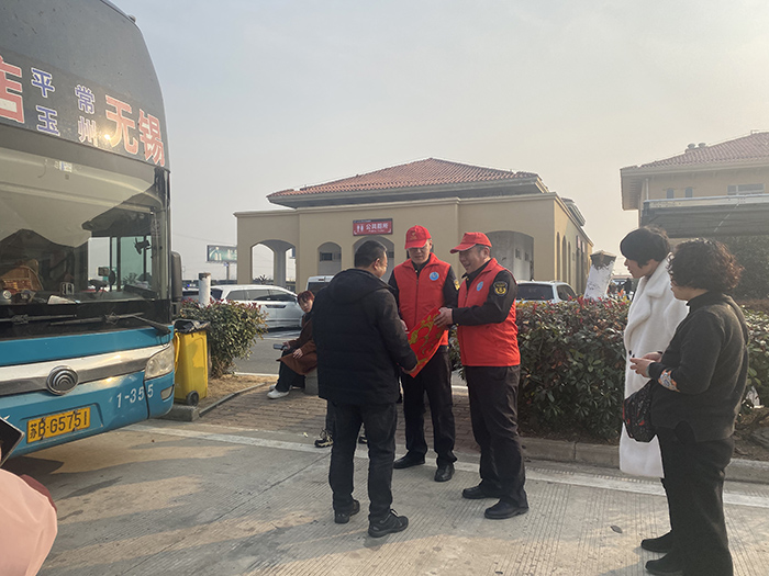 阜新大隊(duì)為服務(wù)區(qū)大客車司機(jī)送福，并科普冬季行車安全知識(shí)