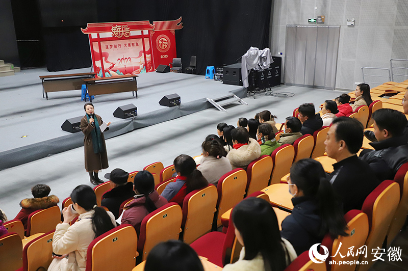 1、蒙城春晚總導(dǎo)演張西云正在開協(xié)調(diào)會(huì)。人民網(wǎng)記者 韓震震攝