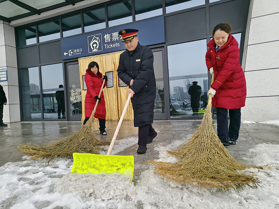 車站工作人員清掃售票廳和進站口積雪。宿州火車站供圖