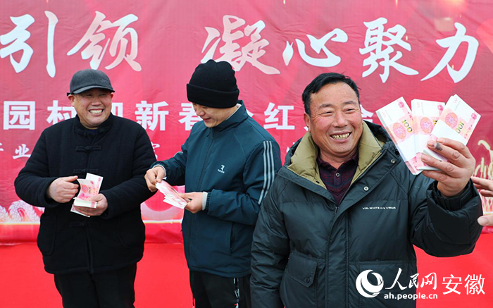 張永全（右一）拿著分紅的錢，眼角都笑開了花。人民網(wǎng)記者 周坤攝