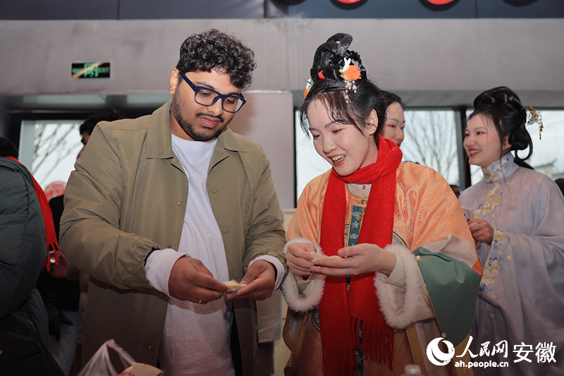 外國友人和中國朋友一起包餃子。人民網(wǎng)記者 王曉飛攝