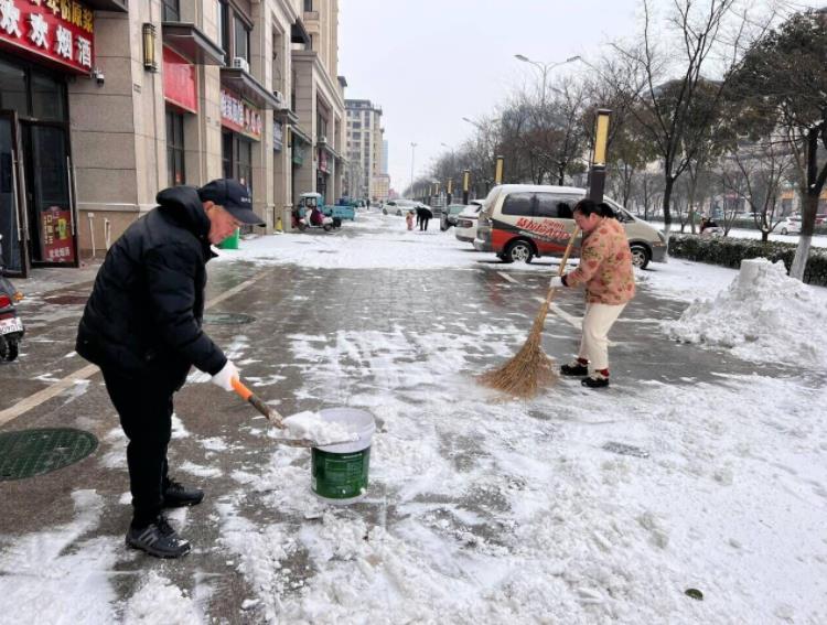 亳州城區(qū)商戶積極鏟除門前積雪。曾瑩瑩攝