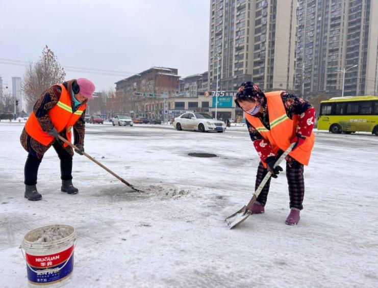 亳州城區(qū)環(huán)衛(wèi)工人積極鏟雪。曾瑩瑩攝