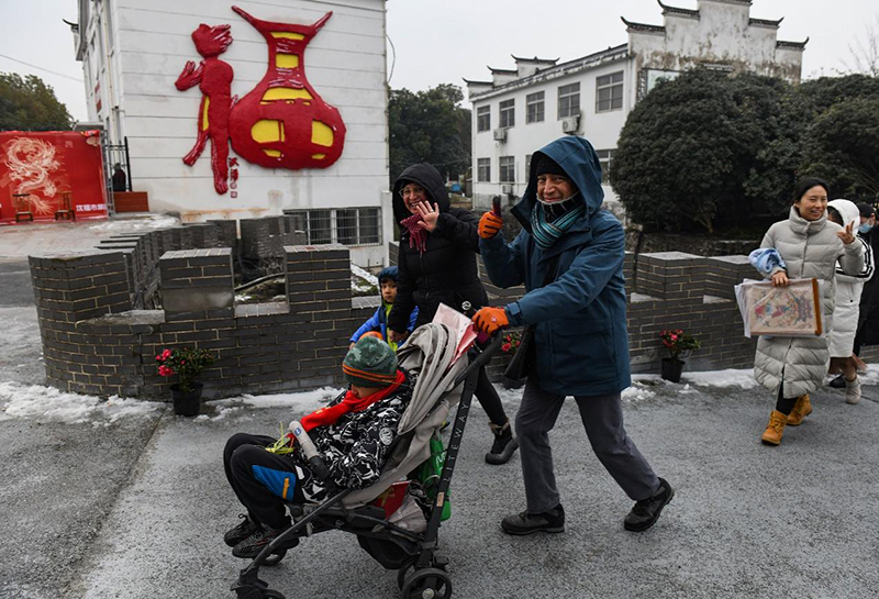 走在村口的外國友人。 吳芳 攝