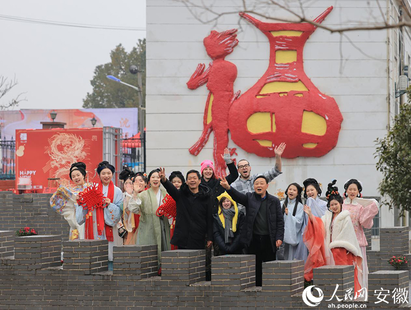 外國友人在沈福村過中國年。人民網(wǎng)記者 王曉飛攝