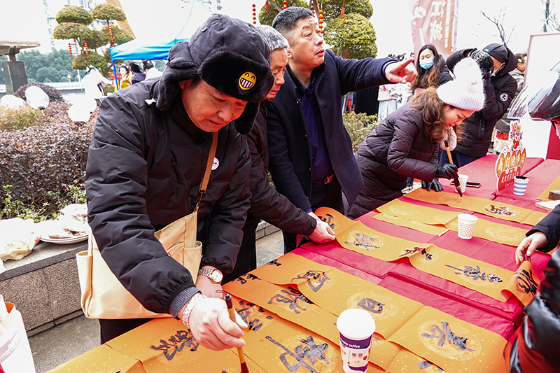 現(xiàn)場書寫春聯(lián)。蕪湖市文化和旅游局供圖