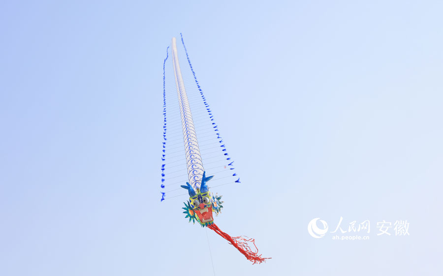 青花瓷龍風(fēng)箏在空中舞動。人民網(wǎng)記者 王曉飛攝