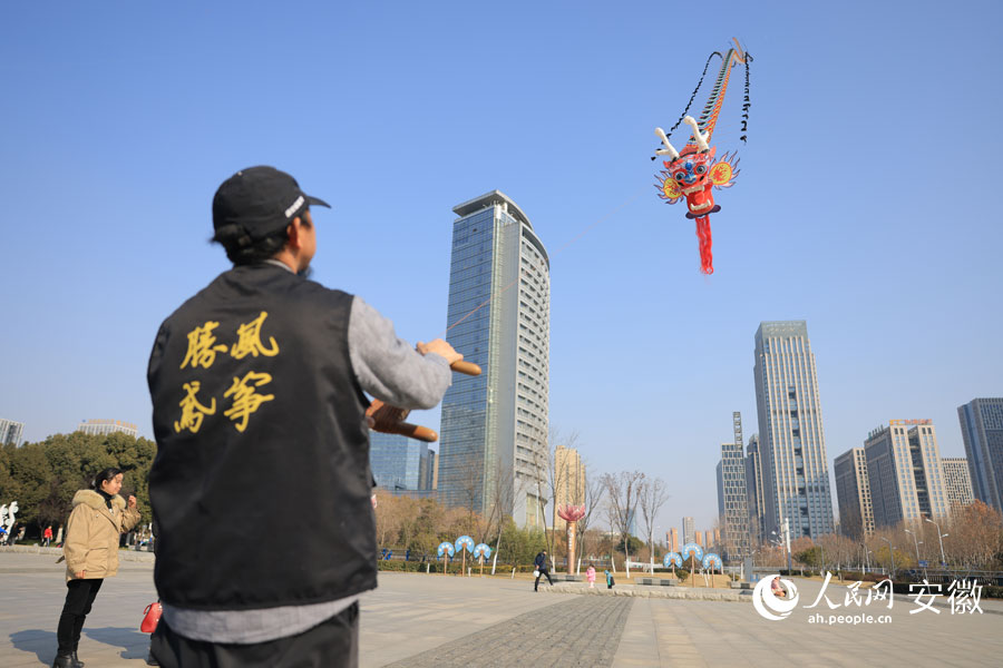 余又勝放飛火龍風(fēng)箏。人民網(wǎng)記者 王曉飛攝
