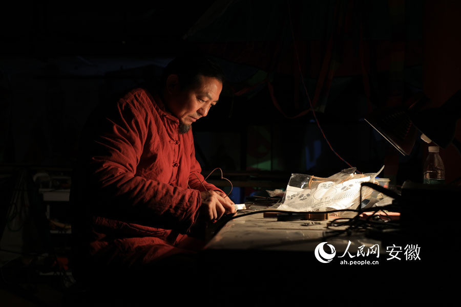余又勝正在將制作風(fēng)箏的竹條刮磨干凈。人民網(wǎng)記者 王曉飛攝