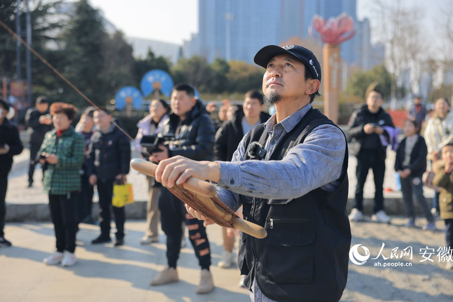 每次風(fēng)箏放飛時，為保證安全，余又勝都要集中注意力。人民網(wǎng)記者 王曉飛攝