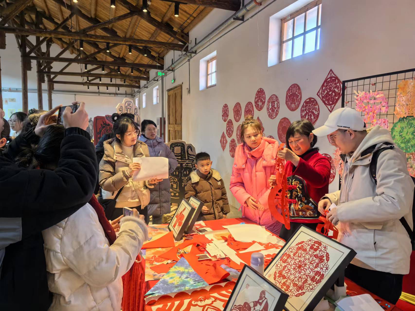 抱恩寺民俗街區(qū)剪紙非遺技藝展示。徐浦攝