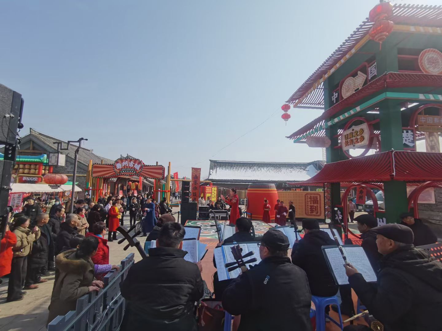 抱恩寺民俗街區(qū)地方戲展演。王群攝