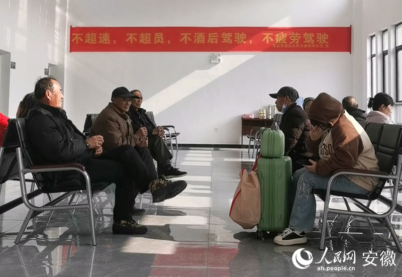 乘客在寬敞明亮候車大廳里聊家常。人民網(wǎng) 胡雨松攝
