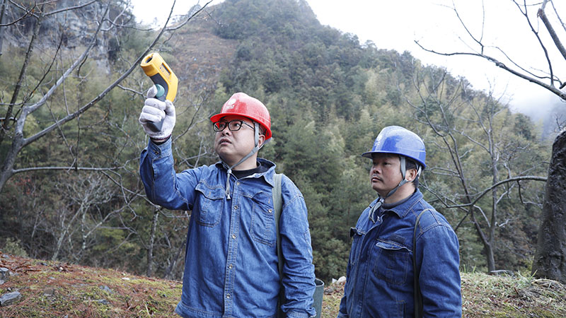 30多里的線路,周灶煥(左)一守就是20年。卜厚績攝