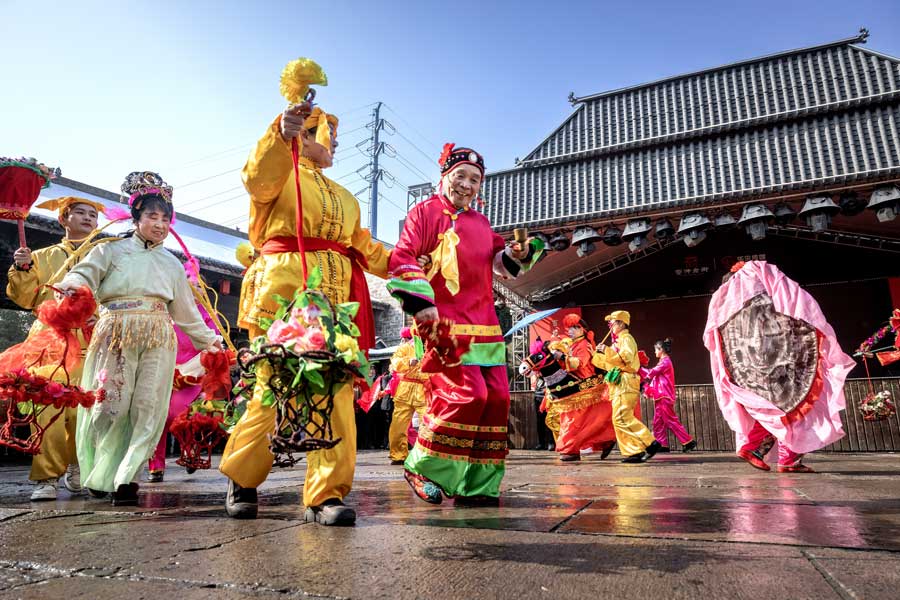 管仲老街舉行踩街活動。鮑偉攝