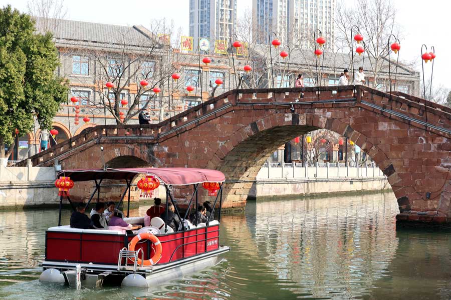 在管仲老街，泛舟于河上。沈云鵬攝
