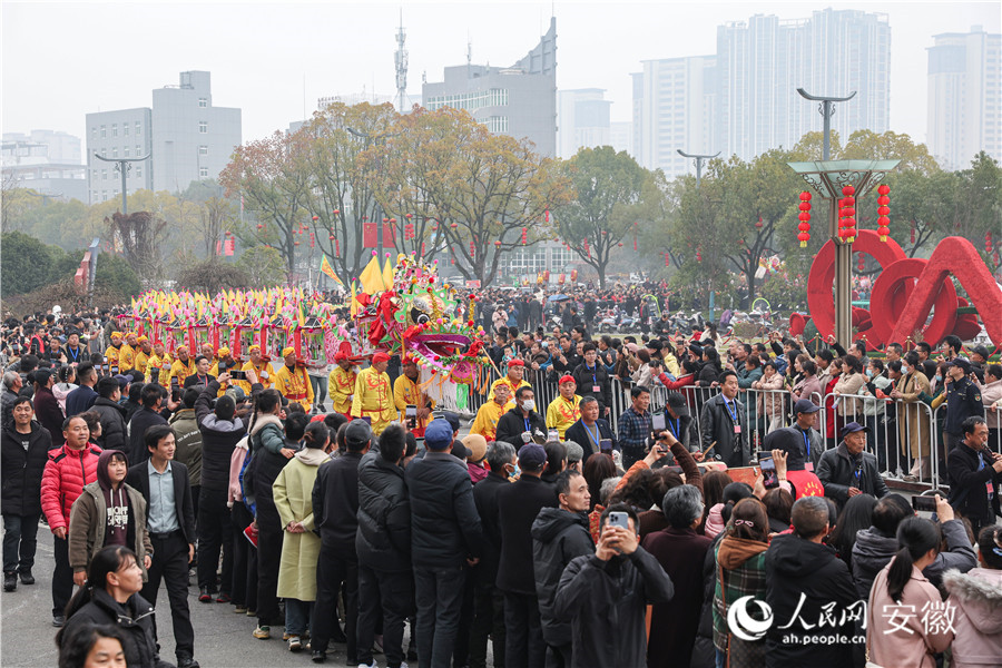 安徽南陵龍燈巡游。人民網(wǎng)記者 張俊攝