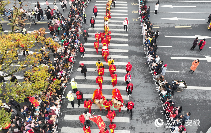 安徽南陵龍燈巡游。人民網(wǎng)記者 陶濤攝