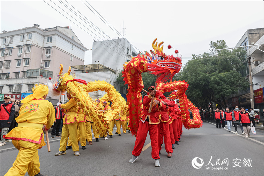 安徽南陵龍燈巡游。人民網(wǎng)記者 張俊攝