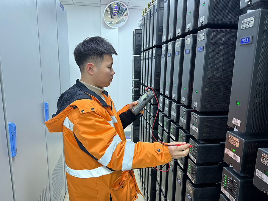 工作人員采集軌道電路室內(nèi)設(shè)備電氣特性數(shù)據(jù)。