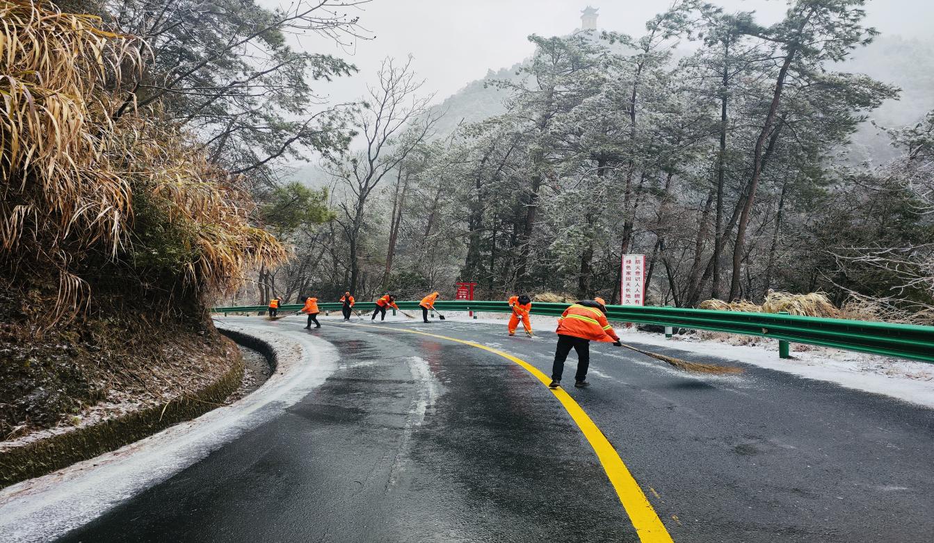 搶險人員在進行人工除雪。