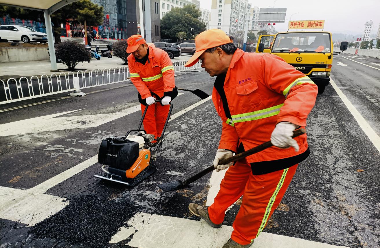 養(yǎng)護人員正在修補路面病害。
