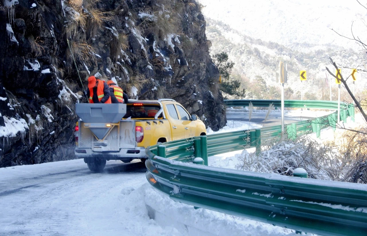 利用融雪撒布車在積雪路段撒布融雪劑